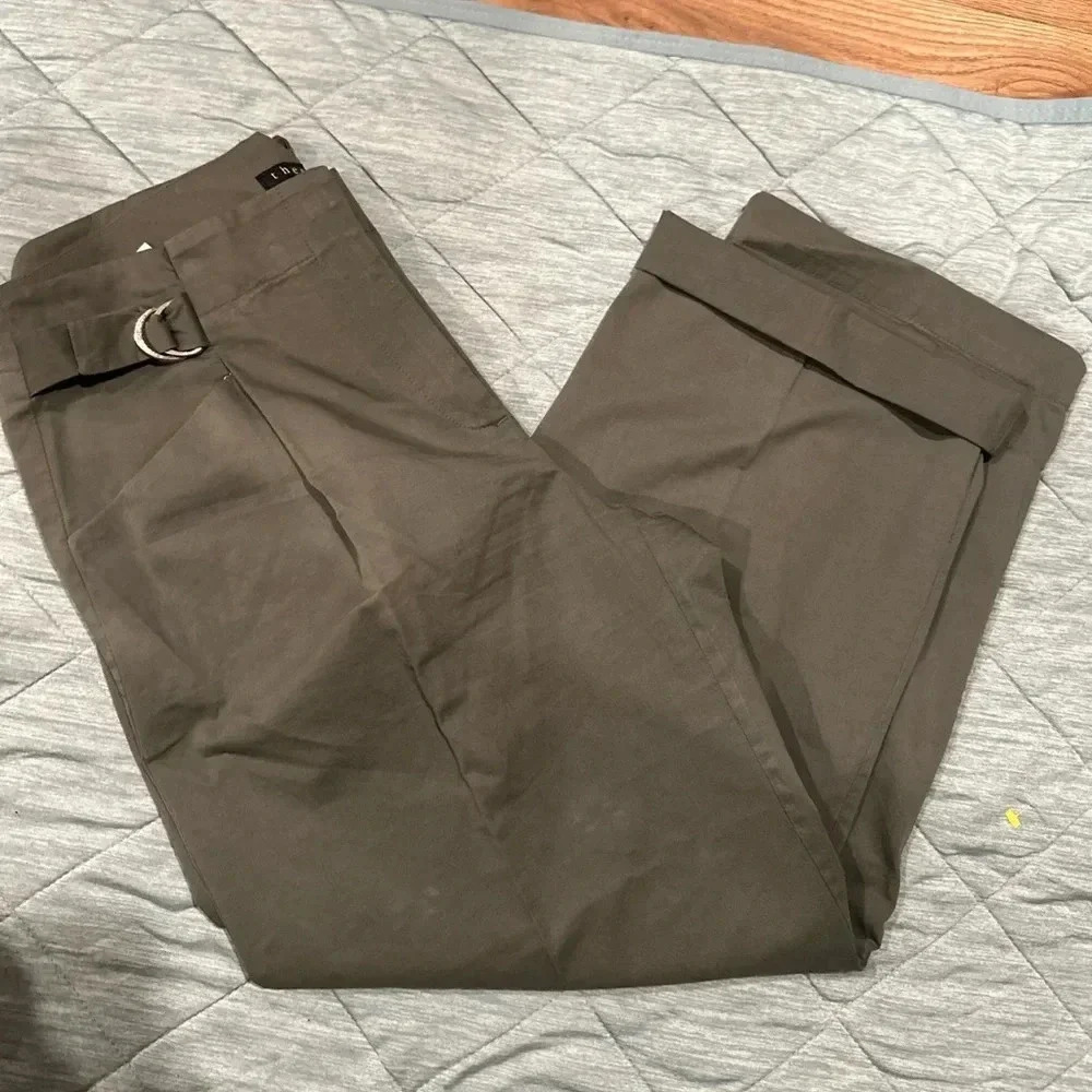 THEORY WOMENS PANTS WIDE LEG 6
OLIVO COLOR ITS HAVE TINY SPOTS SEE PICTURES
NEW‎